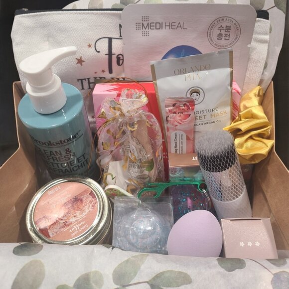 🌸Beauty Basket – Online Exclusive 🌸 - Picture 1 of 2